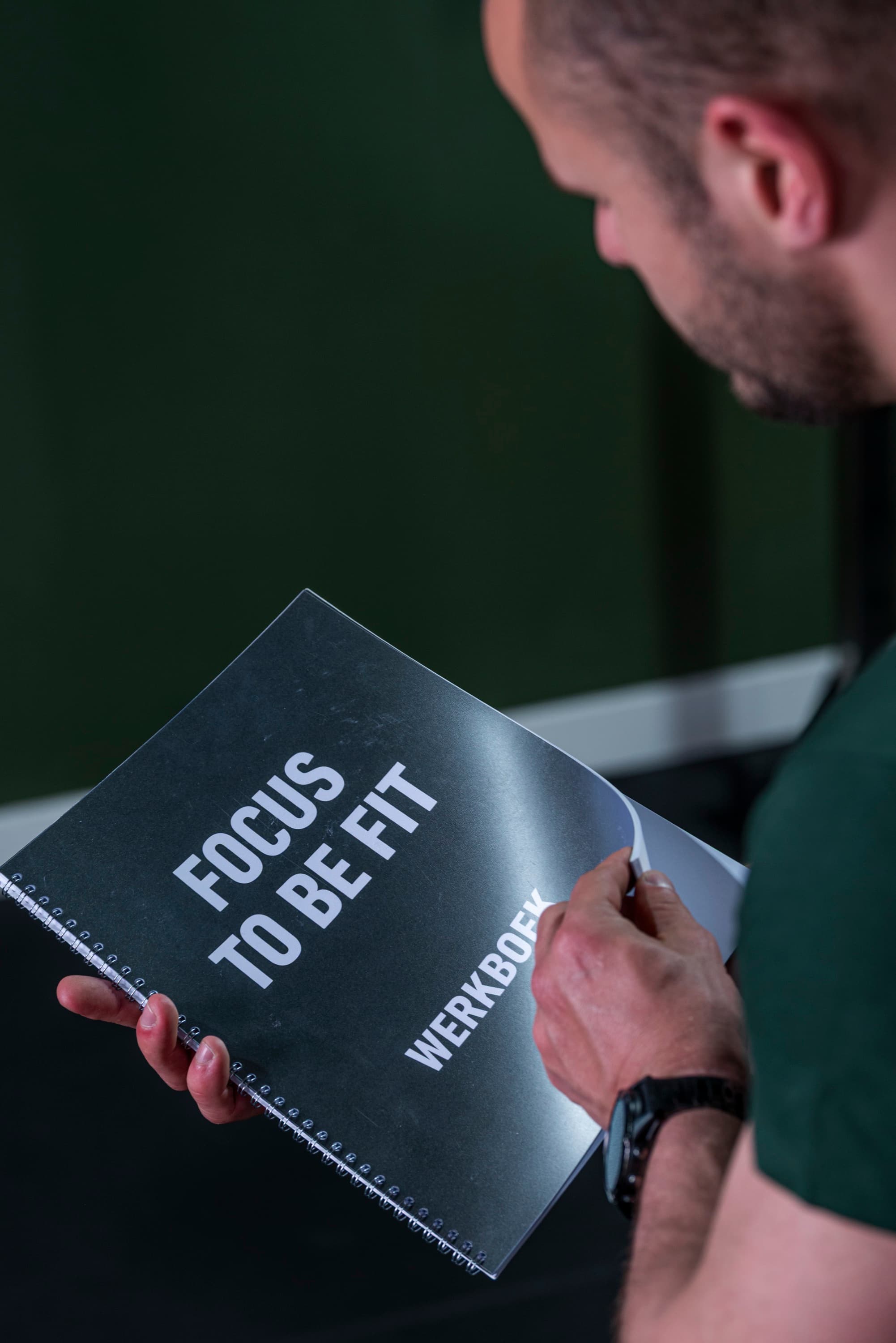 Job bladert door het werkboek van Focus to be Fit